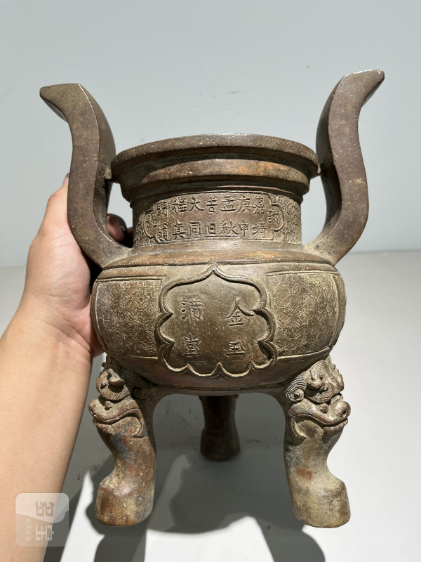 明嘉靖 铜太狮少狮钮朝冠耳熏炉 - 图20